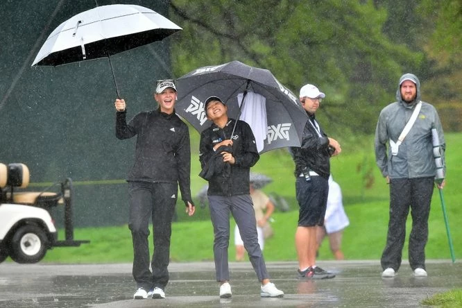 Jessica Korda y Lydia Ko se toman con buen humor la tormenta en Indianápolis. © LPGA