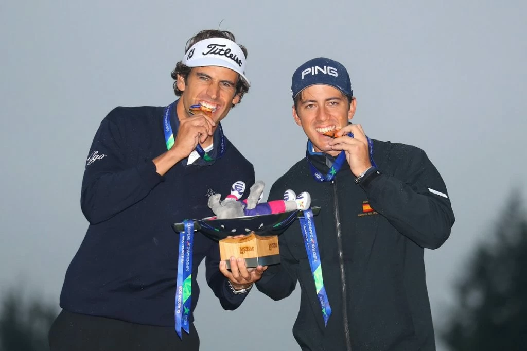 Pedro Oriol y Scott Fernández, con la medalla de oro y el trofeo de campeones. © European Tour