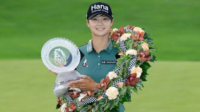 Sung Hyun Park posa con el trofeo de campeona en el Indy Women in Tech Championship. © LPGA Tour