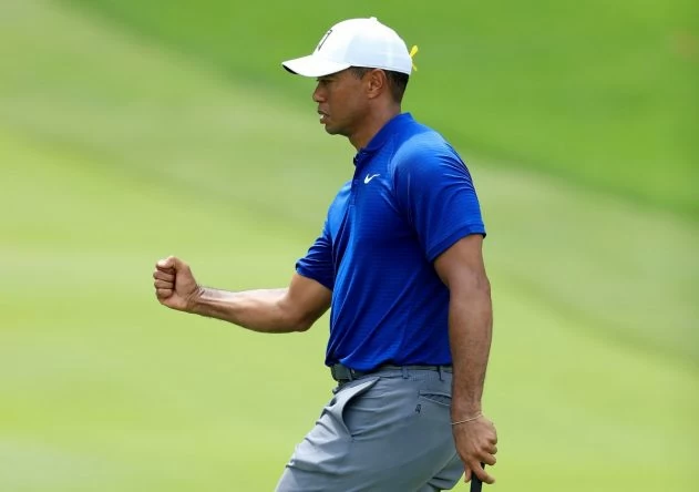 Tiger Woods celebra uno de sus putts de birdie durante la vuelta.