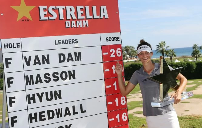 Anne Van Dam posa ante su impresionante resultado de campeona en el Golf Terramar. © Jorge Andreu
