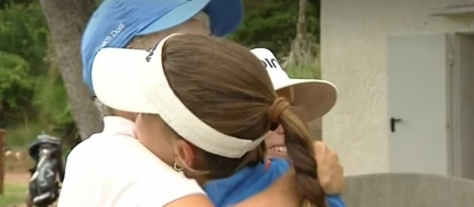 Marta Figueras-Dotti y Silvia Bañón se abrazan tras conocer la trágica noticia. © Antena 3 TV