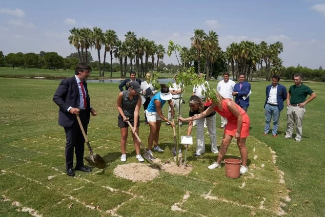 Varias jugadoras y Claudia Hernández plantan un árbol en homenaje a Emma Villacieros.
