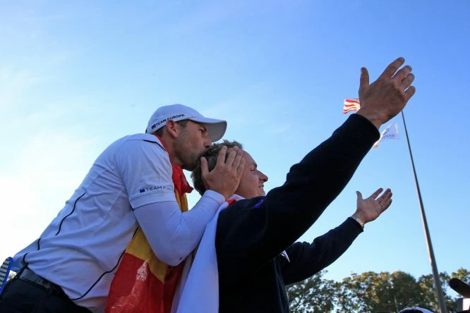 Sergio García besa a Luke Donald, uno de los diez jugadores con los que ha hecho pareja en la Ryder Cup. © Eoin Clarke | Golffile