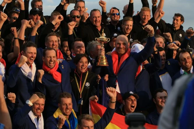 Thomas Bjorn, capitán del equipo europeo celebra la victoria en la Ryder Cup con todos sus jugadores y los greenkeepers del Golf National. © Golffile | Thos Caffrey