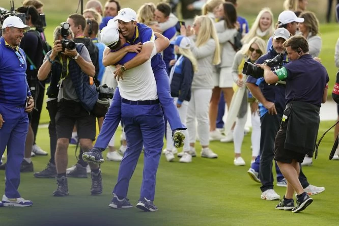 Sergio García abraza a Jon Rahm tras la victoria del equipo europeo en la Ryder Cup. © Golffile | Fran Caffrey
