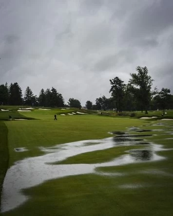 Si hoy llueve en el Aronimink lo haría sobre mojado, ya que así quedó el campo tras las lluvias del viernes. © PGA Tour