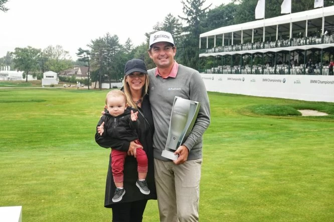 Keegan Bradley posa con el trofeo de campeón junto a su familia. © PGA Tour