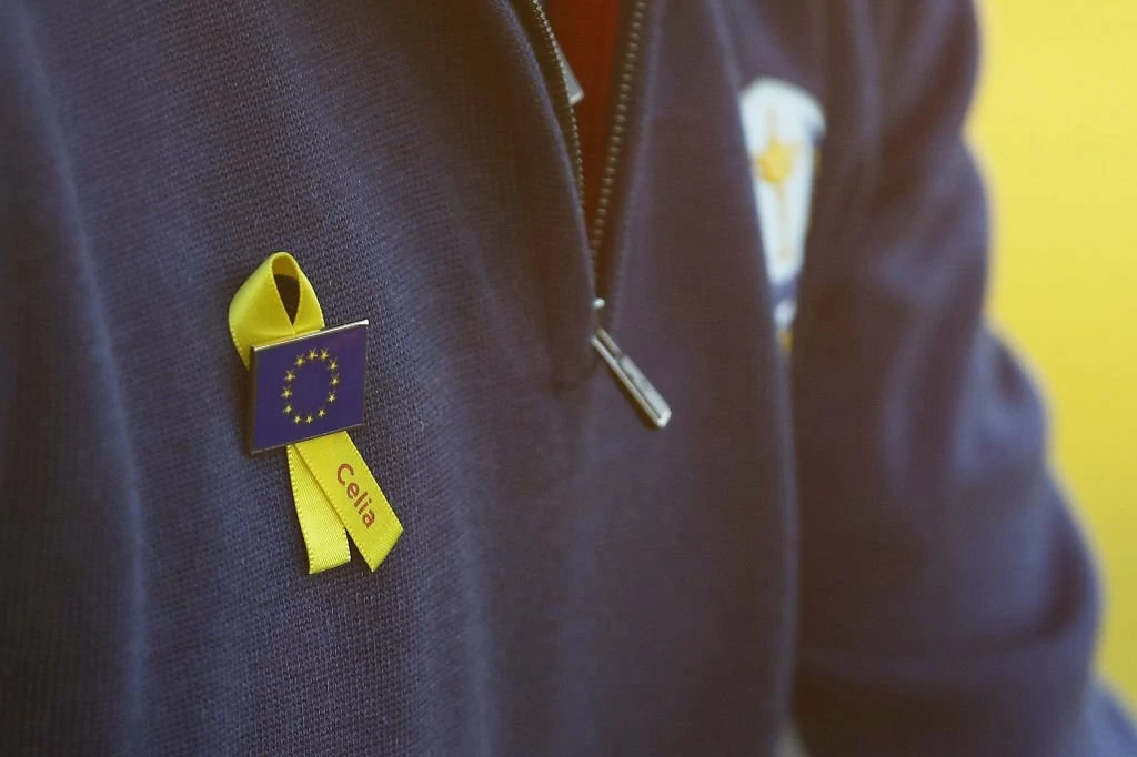celiacrespones El equipo europeo de la Ryder Cup luce un lazo amarillo con el nombre de Celia escrito en rojo. © Ryder Cup Europe