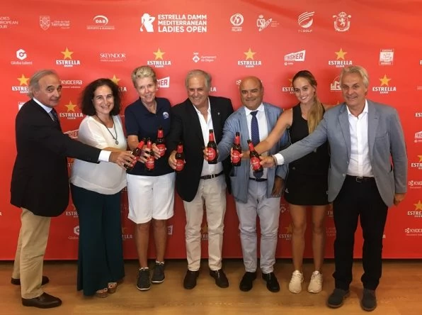 Foto de familia tras la presentación del Estrella Damm Mediterranean Ladies Open. © Jorge Andreu