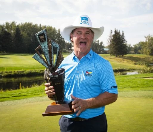 Scott McCarron posa con el trofeo y el sombrero de campeón del Shaw Charity Classic. © PGA Tour Champions