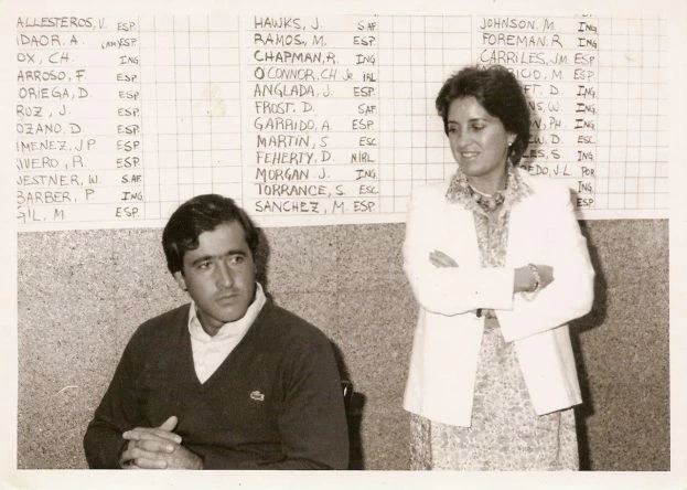 María Acacia López-Ballicher escucha a Severiano Ballesteros en una rueda de prensa en El Prat en 1984. ©María Acacia López-Bachiller