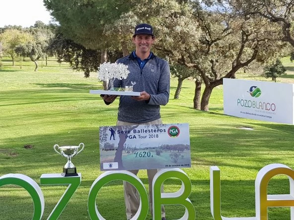 Afredo García Heredia posa con el trofeo de ganador del I Campeonato Match-Play PGA de España. © Jesús Ruiz.