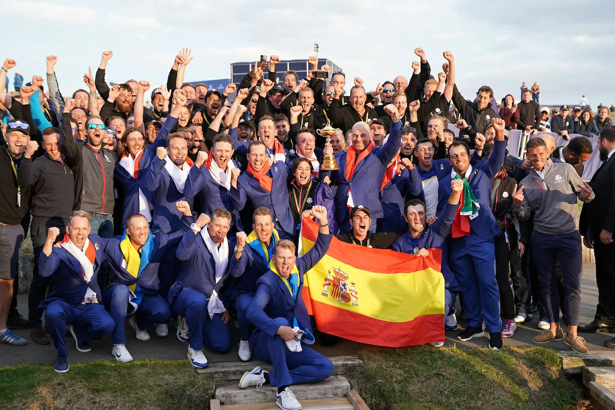 El equipo europeo con el personal del Golf National. © Golffile | Fran Caffrey