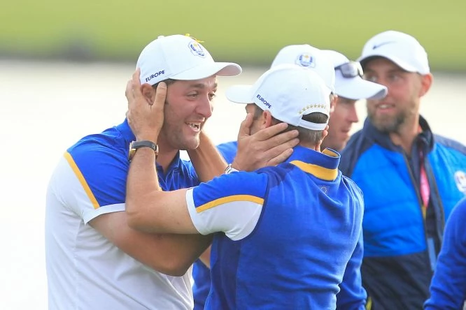 Sergio García y Jon Rahm celebran la victoria de Europa. © Golffile | Thos Caffrey