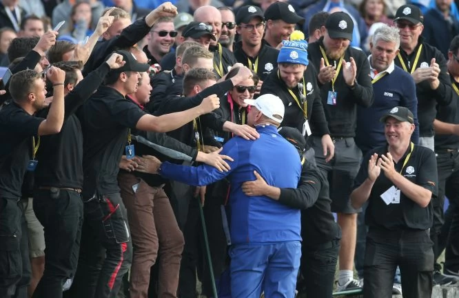 Thomas Bjorn se abraza con los greenkeepers del Golf National de París tras la victoria. © Golffile | David Lloyd