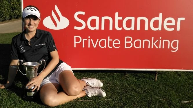 Luna Sobrón posa con el trofeo de ganadora del Santander Campeonato de España de Profesionales Femenino 2018.