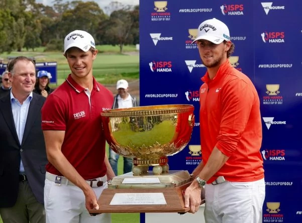 Thomas Pieters y Thomas Detry posan con el trofeo del ISPS Handa Melbourne World Cup of Golf. © Twitter PGA Tour