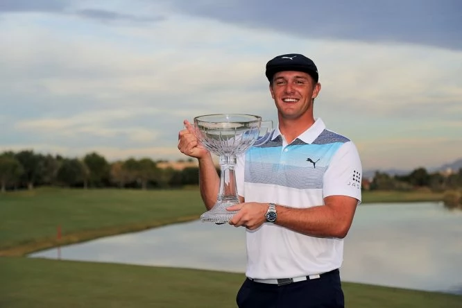 Bryson DeChambeau posa con el trofeo de campeón en Las Vegas. © PGA Tour