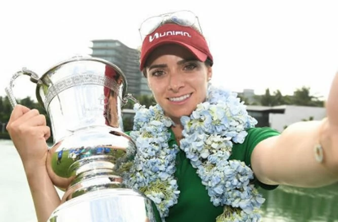 Gaby López se hace un selfie con su primera victoria en el LPGA.
