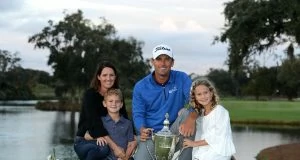 Charles Howell III posa con su familia y el trofeo recién conquistado del The RSM Classic. © PGA Tour