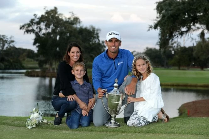 Charles Howell III posa con su familia y el trofeo recién conquistado del The RSM Classic. © PGA Tour
