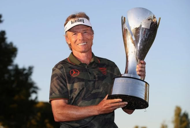 Bernhard Langer posa con el trofeo de la Schwab Cup. © PGA Tour Champions