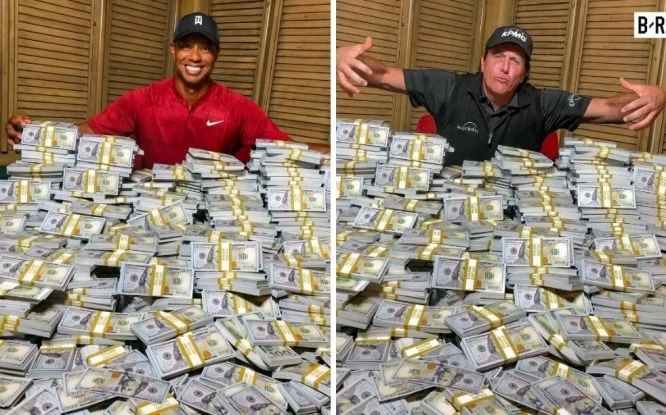 Tiger Woods y Phil Mickelson, en una de las imágenes que han recorrido las redes sociales 'calentando' el duelo.