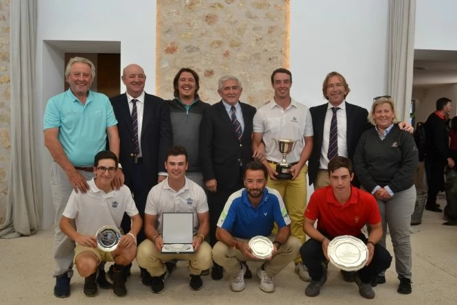 Víctor Pastor posa con la copa junto con el resto de jugadores premiados y las autoridades en Pula Golf. © Adolfo Juan Luna