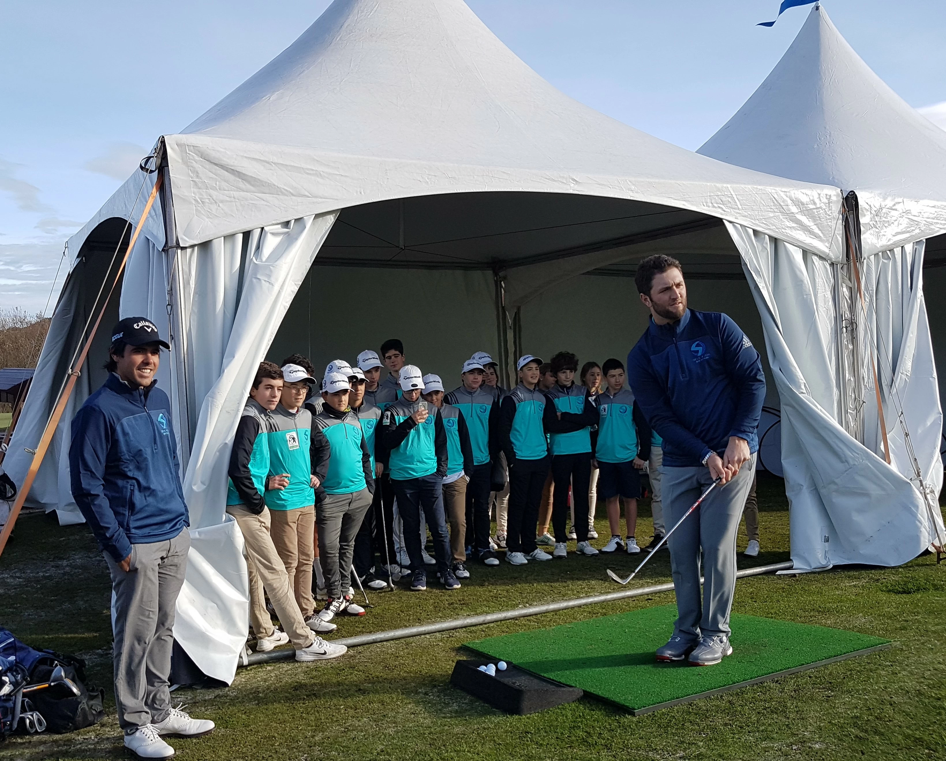 Jon Rahm y Javier Ballesteros, durante la exhibición que ofrecieron a los niños. © Seve&Jon Golf for Kids