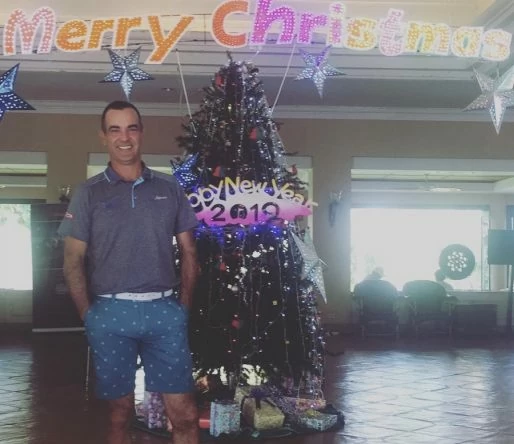 Carlos Balmaseda posa delante de un árbol de Navidad en Hua Hin. © Instagram