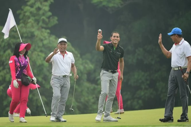 Carlos Pigem saluda a la cámara durante el pro am del Indonesia Masters. © Asian Tour