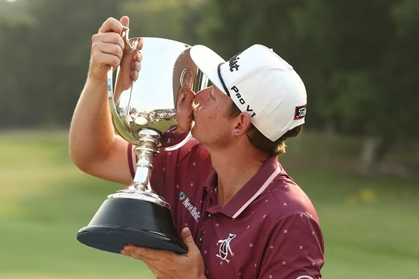 Cameron Smith posa con el trofeo de campeón del Australian PGA Championship.