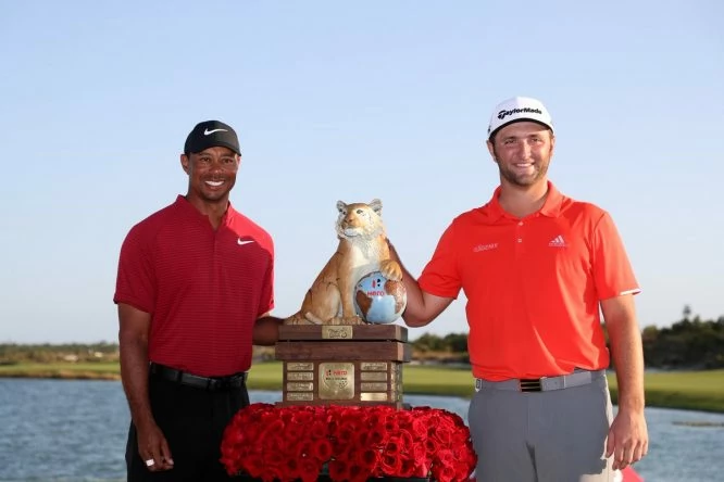 Jon Rahm posa junto a Tiger Woods y el trofeo de campeón del Hero World Challenge © PGA Tour
