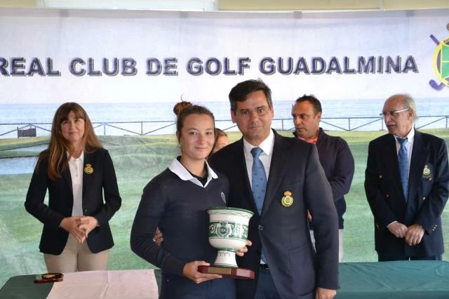 Carla Tejedo recibe el trofeo de campeona de manos de Pablo Mansilla en Guadalmina. © RFEGOLF