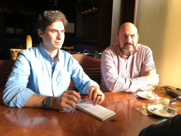 Alan Shipnuck, izquierda, y Óscar Díaz, durante la entrevista con el alcalde de Puente de San Miguel. © Ana Nance