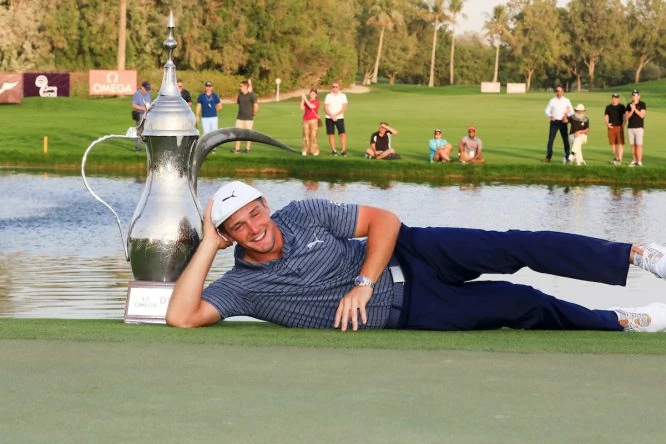 Bryson DeChambeau posa divertido con el tetera de campeón de Dubai. © Golffile | Thos Caffrey