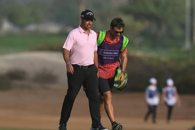 Raúl Quirós, con la bolsa de Pablo Larrazábal, durante la dolorosa jornada del viernes. © Golffile | Thos Caffrey