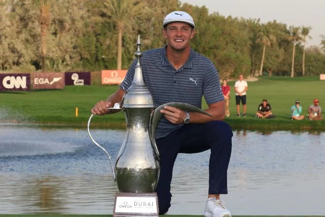Bryson Dechambeau posa con el trofeo de ganador del Omega Dubai Desert Classic. © Golffile | Thos Caffrey