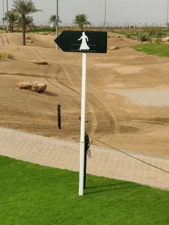 Así están señalizados los caminos en el campo de Arabia Saudí esta semana.