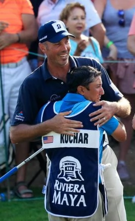 Matt Kuchar se abraza a David Giral Ortiz tras ganar el Mayakoba Golf Classic. © PGA Tour
