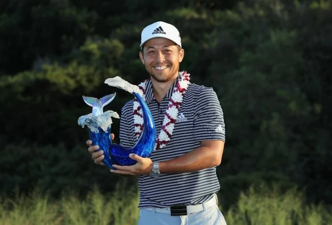 Xander Schauffele posa con el trofeo de campeón del Sentry TOC de Hawái. © PGA Tour
