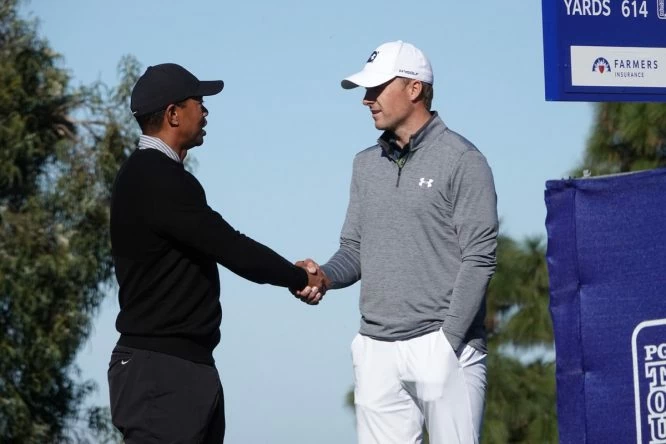 Tiger Woods y Jordan Spieth, saludándose en el Farmers © Farmers Insurance Open