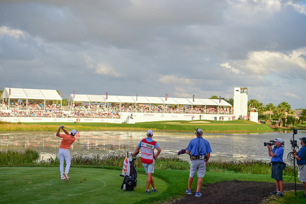 Honda Classic Rickie Fowler pega su golpe desde la zona de dropaje del hoyo 17 hace dos años. © Golffile | Ken Murray