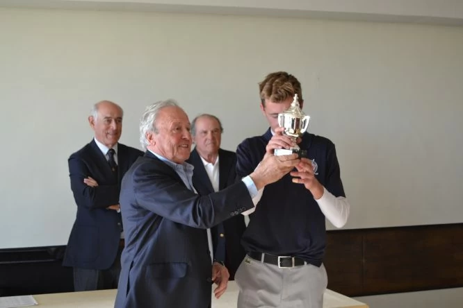 David Puig besa el trofeo de campeón en El Prat. © Adolfo Juan Luna