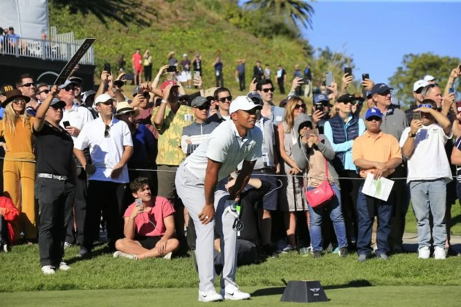 Tiger Woods, el año pasado tras pegar su golpe de salida en el tee del hoyo 10 de Riviera. © Golffile | Eoin Clarke