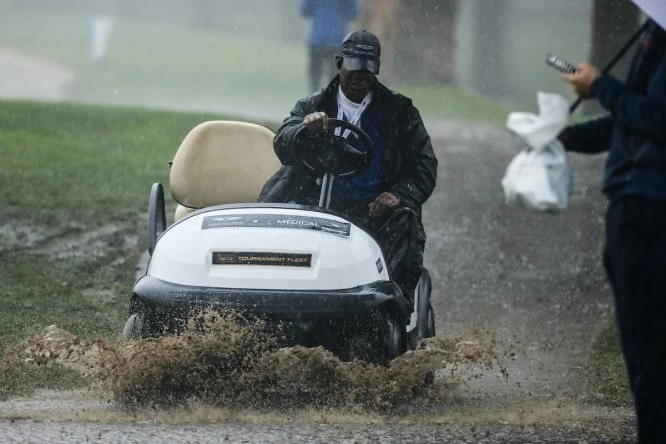 La fuerte lluvia causó estragos en la primera jornada del Genesis Open. © Golffile | Phil Inglis