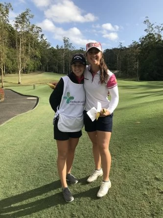 Nuria Iturrios y Luna Sobrón, que ha sido caddie de Nuria en la tercera ronda en Bonville Golf. © Tristan Jones