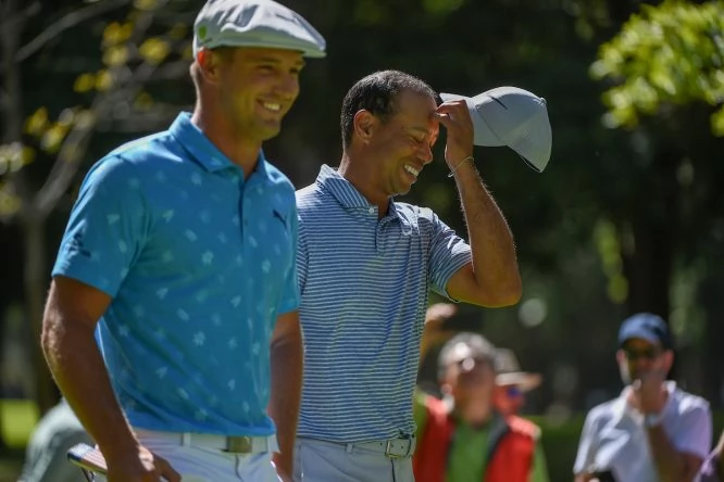 Tiger Woods bromea con Bryson DeChambeau durante la vuelta. © Golffile | Ken Murray