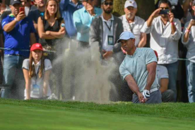 El golpe de búnker de Tiger Woods en el hoyo 15. © Golffile | Ken Murray